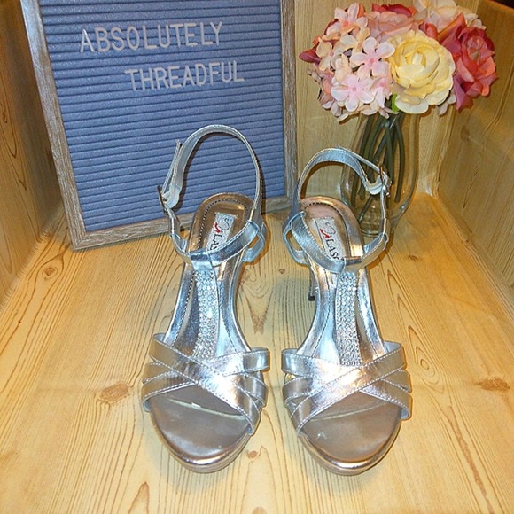 NWOT Lasonia Silver Glitter Strappy Sandal w/ Rhinestone Heel detail Sz. 6.5 - Picture 3 of 13